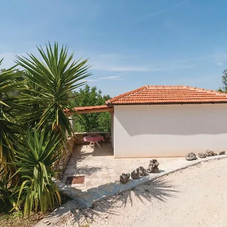 Semesterbostad Blossom - Four Bedroom With Outdoor Pool And Jacuzzi - St