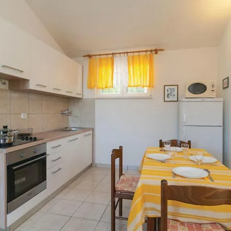 Blossom - Four Bedroom With Outdoor Pool And Jacuzzi - St Semesterbostad Supetar