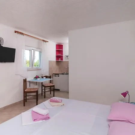 Semesterbostad Blossom - Four Bedroom With Outdoor Pool And Jacuzzi - St