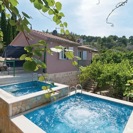Blossom - Four Bedroom With Outdoor Pool And Jacuzzi - St